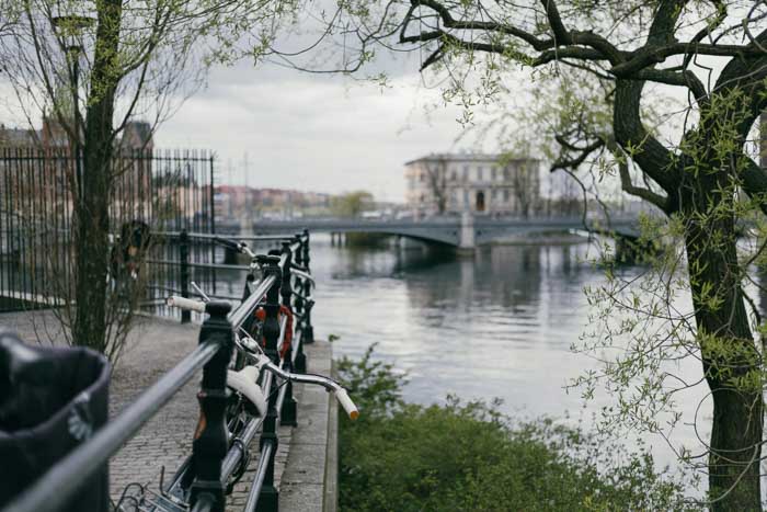Fahrräder am Geländer mit Blick auf die Altstadt Stockholms im Hintergrund