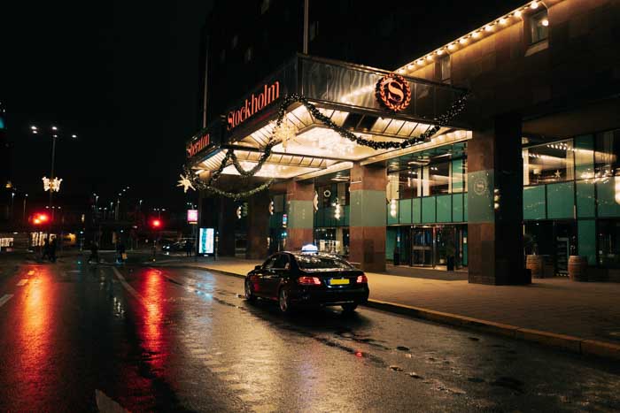 Taxi wartet vor einem Hotel in Stockholm